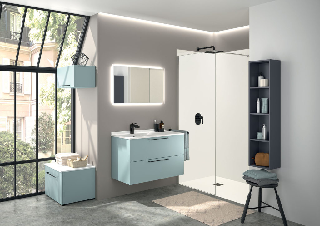 meuble-de-salle-de-blanc-bleu-ciel-avec-poignées-noires-colonne-et-miroir-akido-ambiance-bain