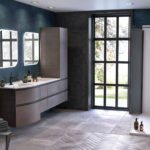 Meuble salle de bains double vasque bois foncé et noir, 6 tiroirs, colonne de salle de bains, miroir et douche blanche