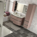 Meuble salle de bains rose Aviso Ambiance Bain, colonne de salle de bains, miroir et demi-colonne