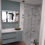 meuble salle de bains bleu joya ambiance bain, design mathilde bretillot, miroir et douche marbre, receveur blanc equilibre