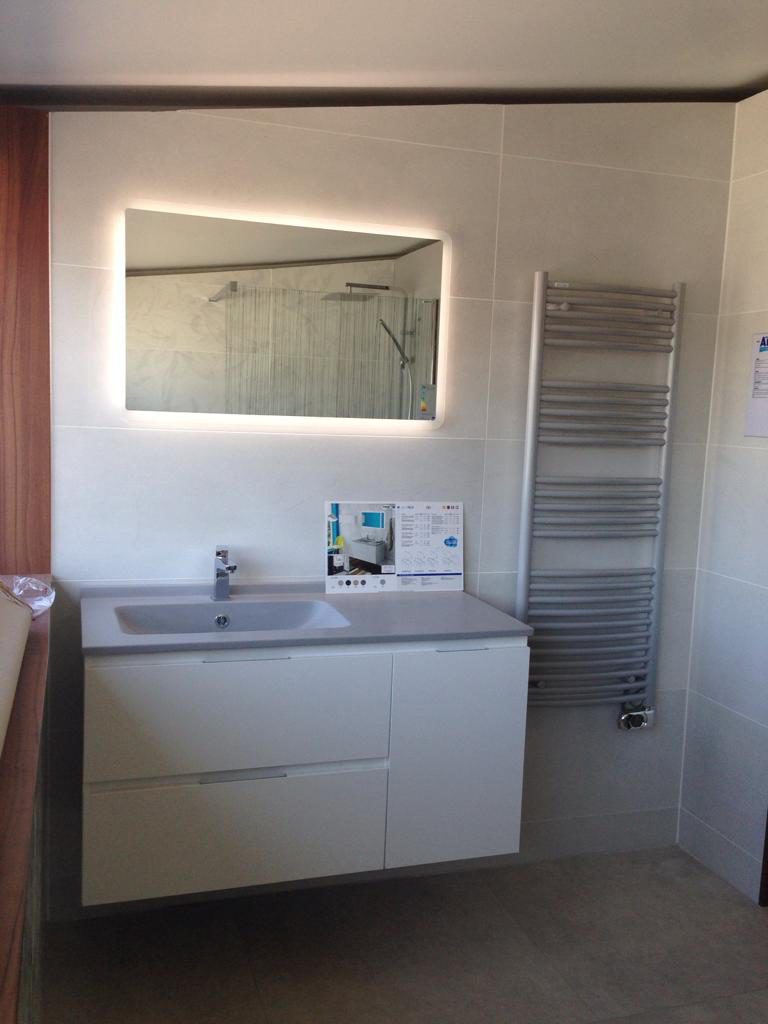 meuble salle de bains rialto aubade création espace aubade blanc et gris, miroir ambiance bain